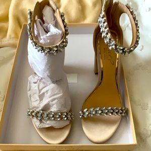 Jeweled badgley mischka heels in champagne. Size 6